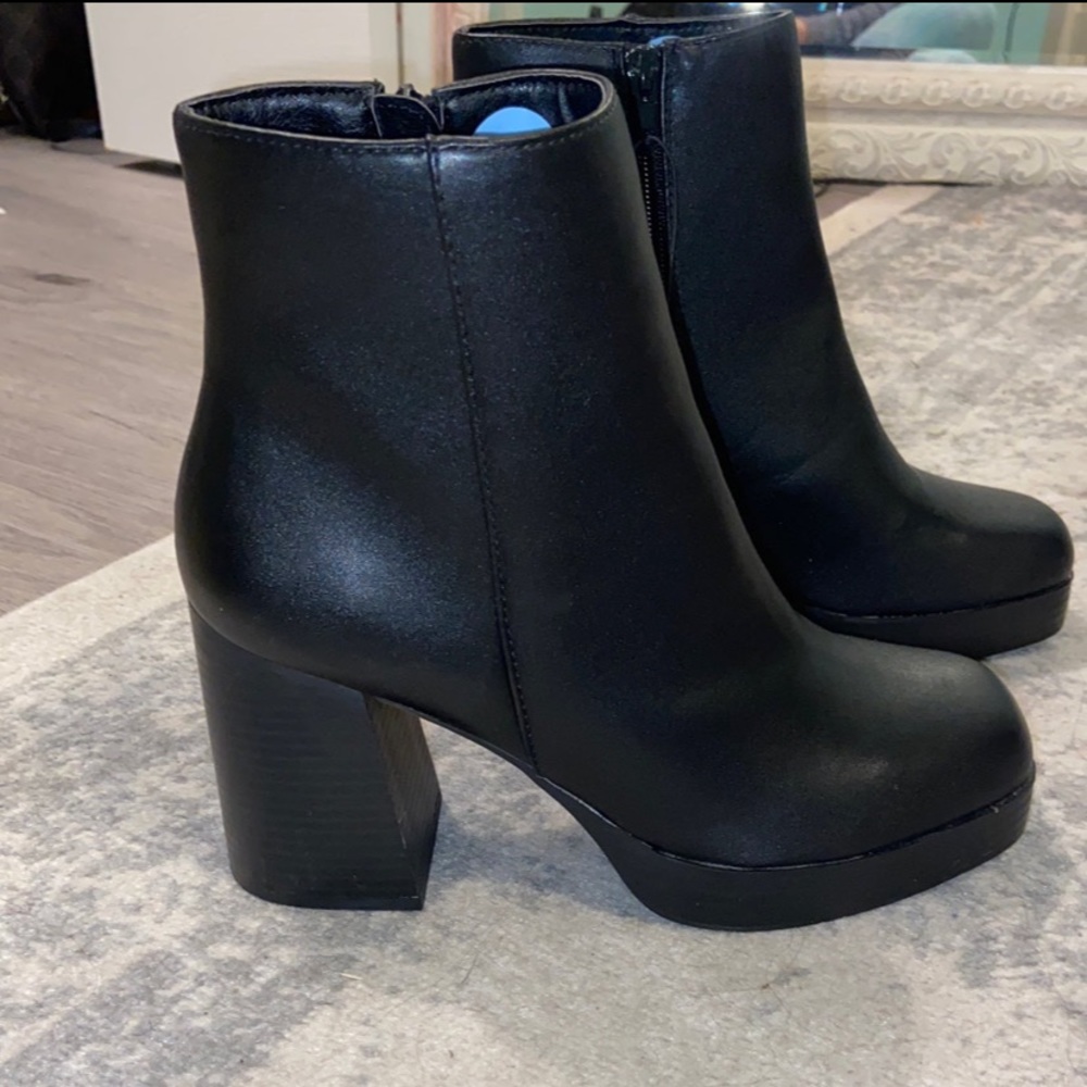 Women’s heeled ankle boots / leather